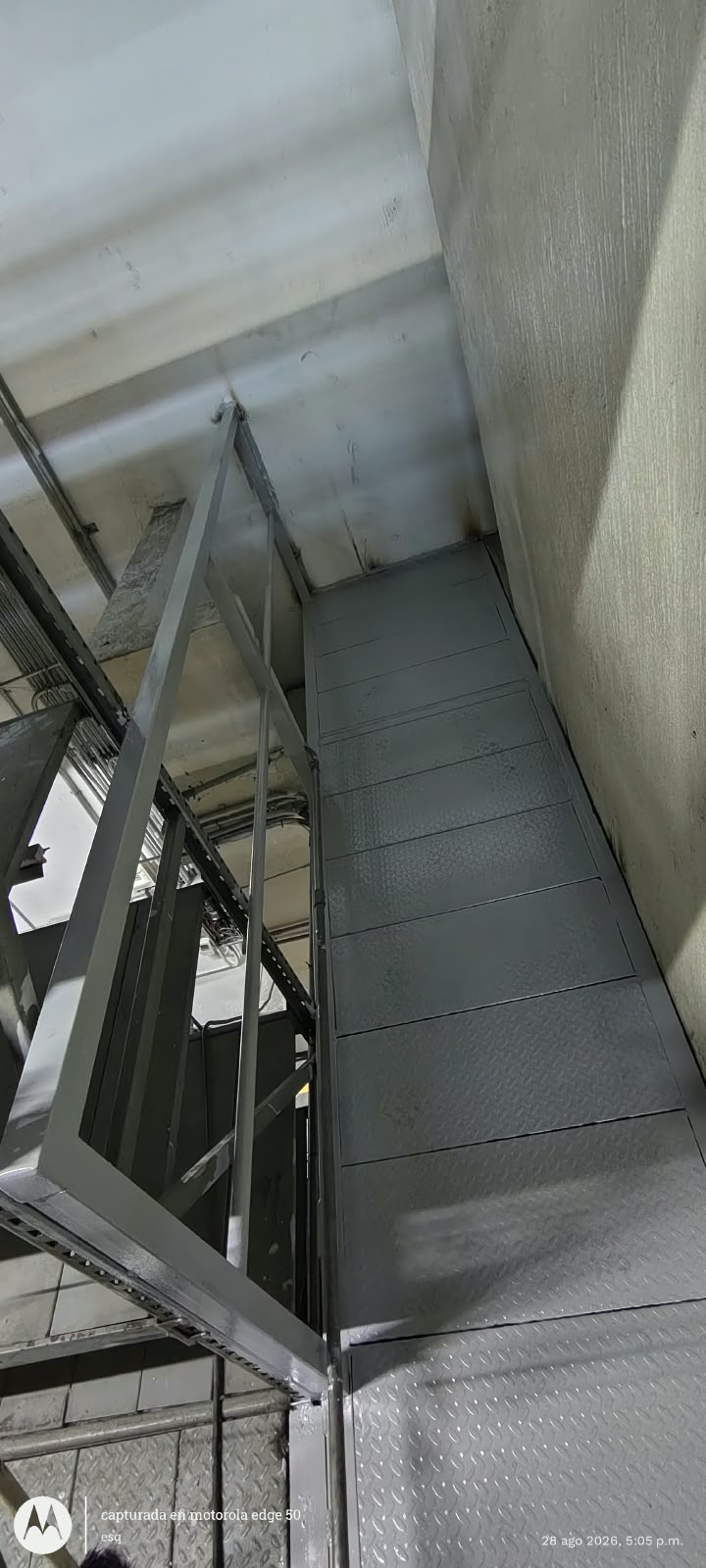Detalle de cubierta y estructura de sucursal APYMSA