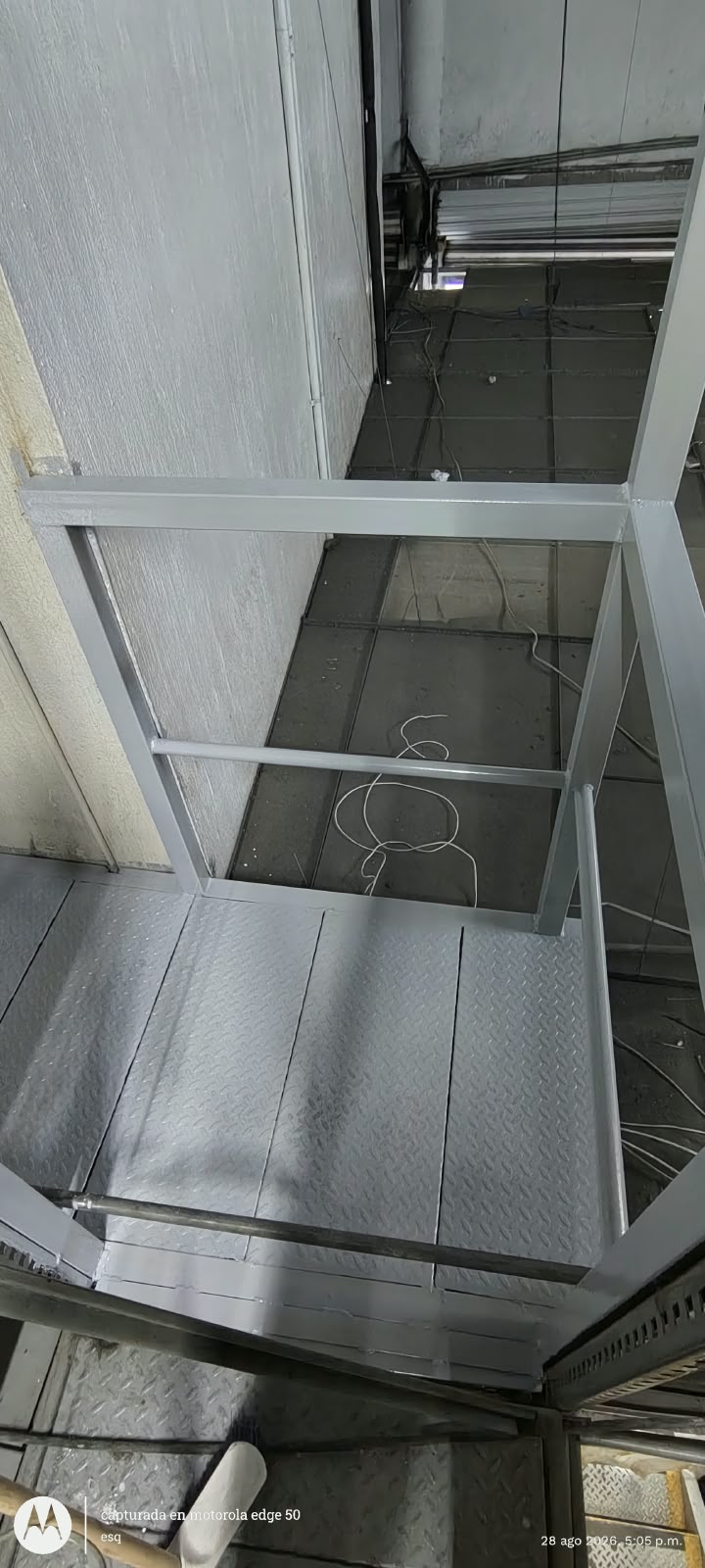 Trabajo de estructura interior en sucursal APYMSA