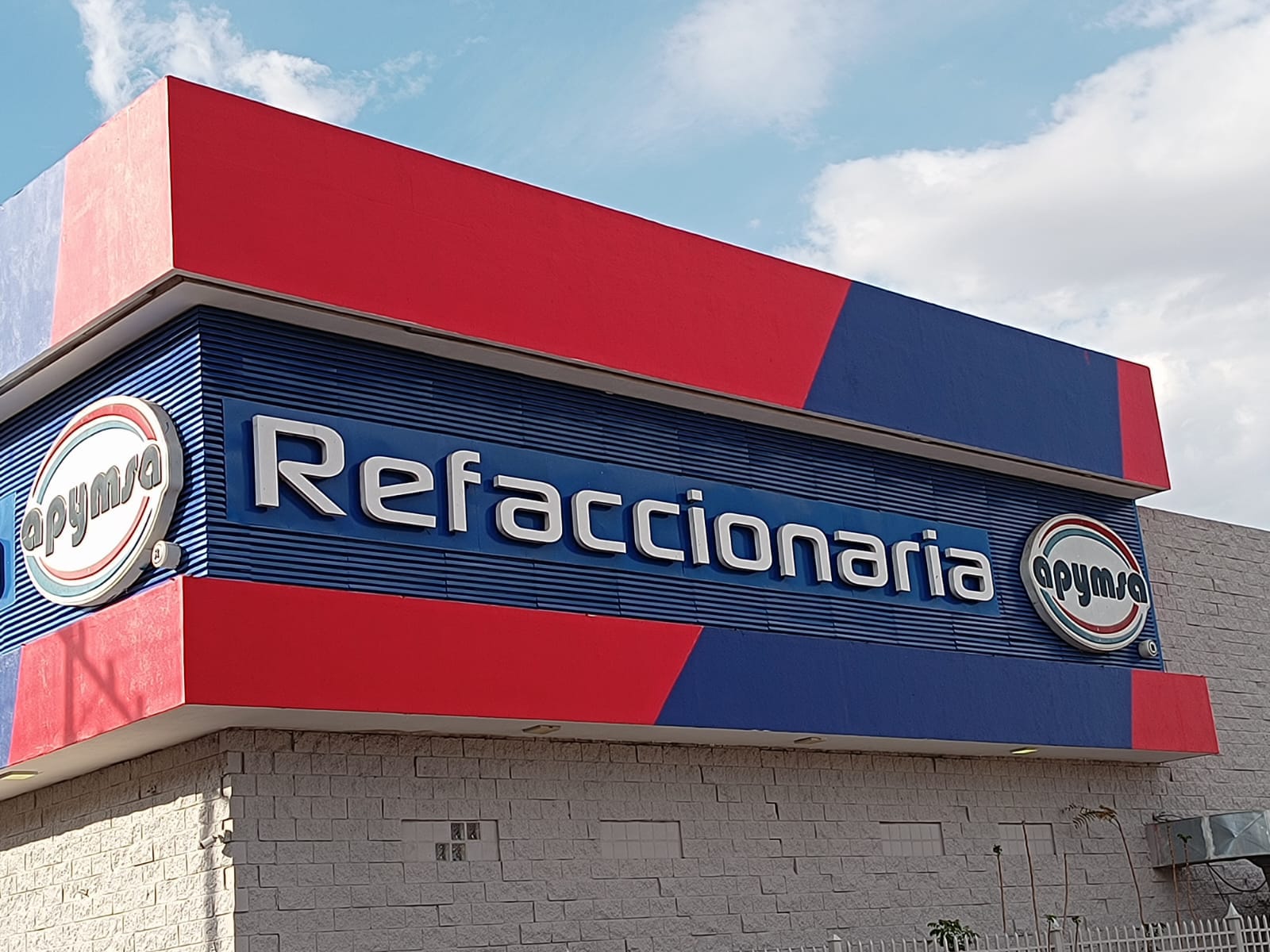 Anuncio exterior de sucursal APYMSA