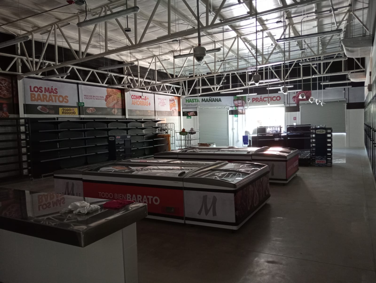 Interior de tienda CarneMart en Pomoca, Tabasco