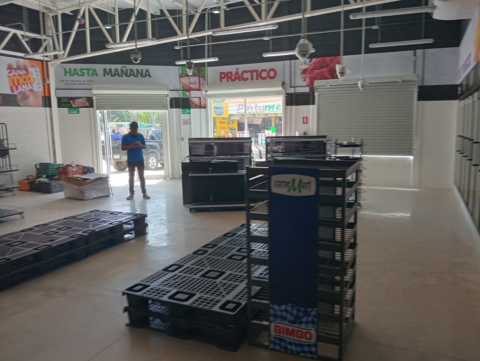 Área de ventas de tienda CarneMart en Pomoca