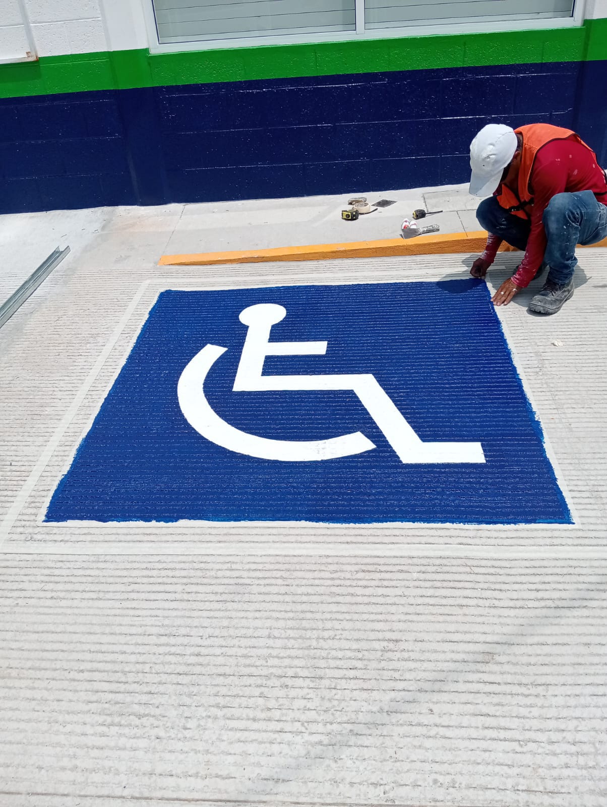 Señalización de accesibilidad en tienda CarneMart