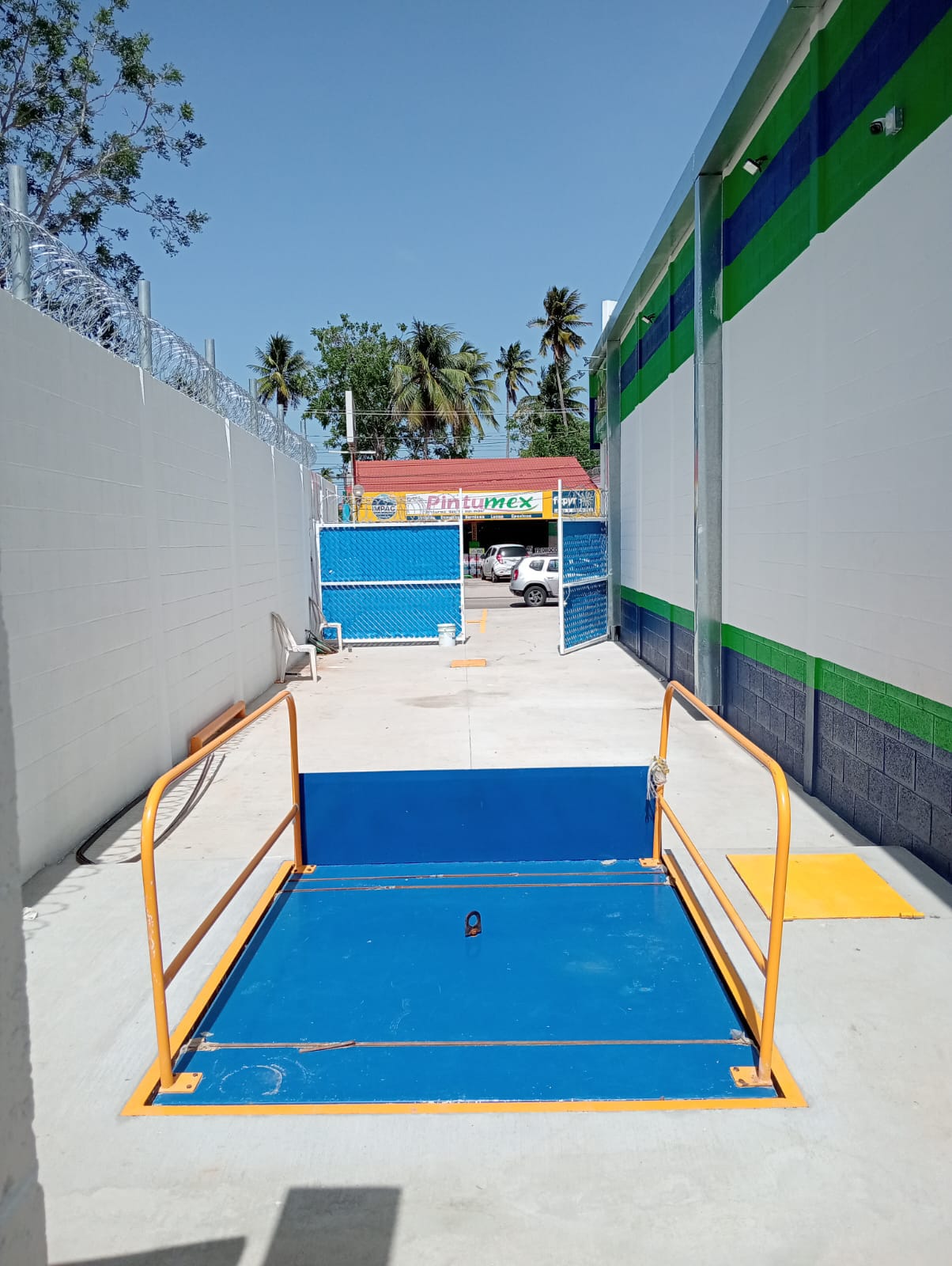 Rampa de acceso de tienda CarneMart en Pomoca