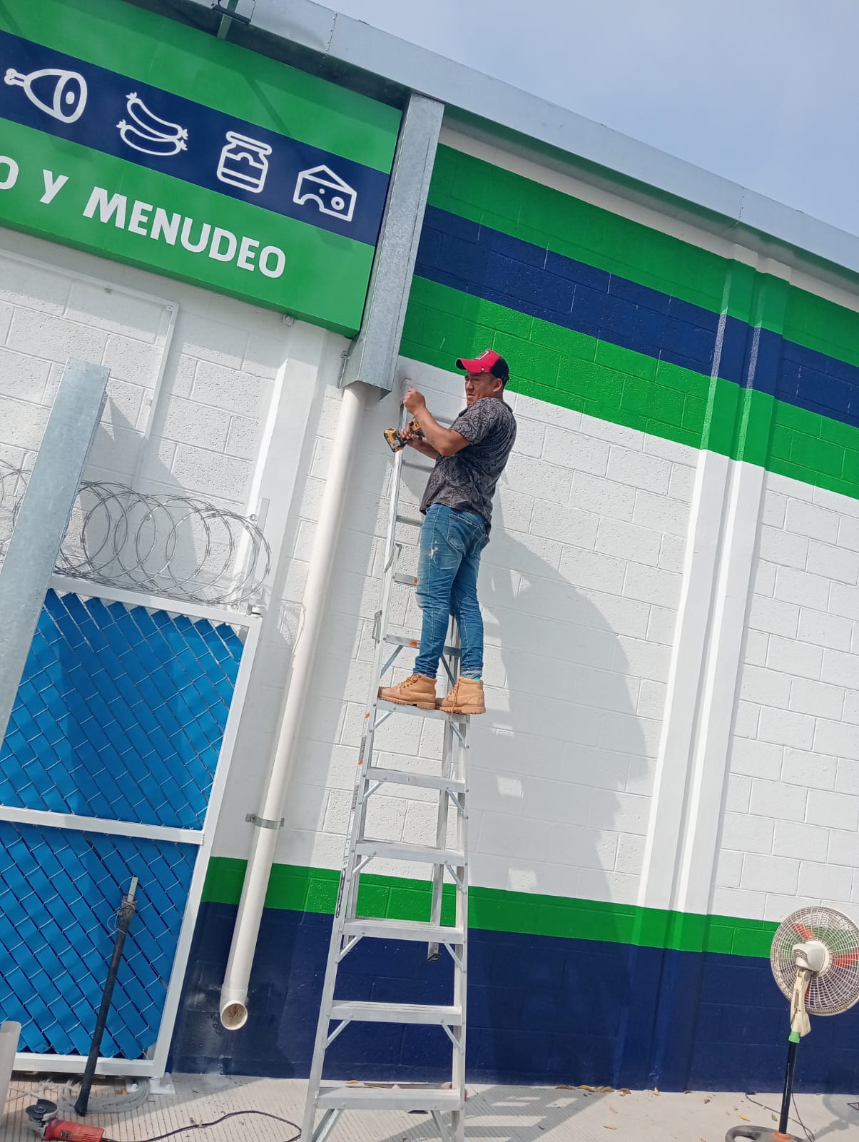 Trabajo en fachada de tienda CarneMart en Pomoca