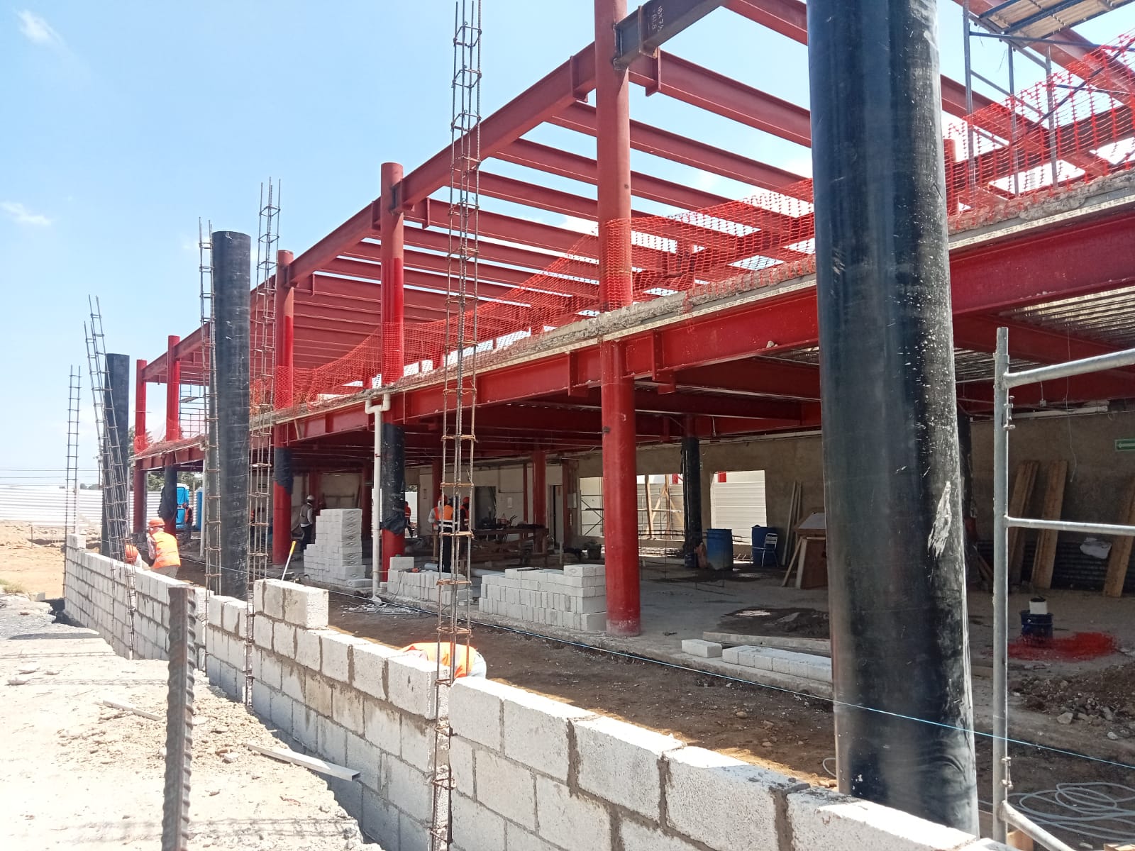Estructura metálica y obra civil en construcción