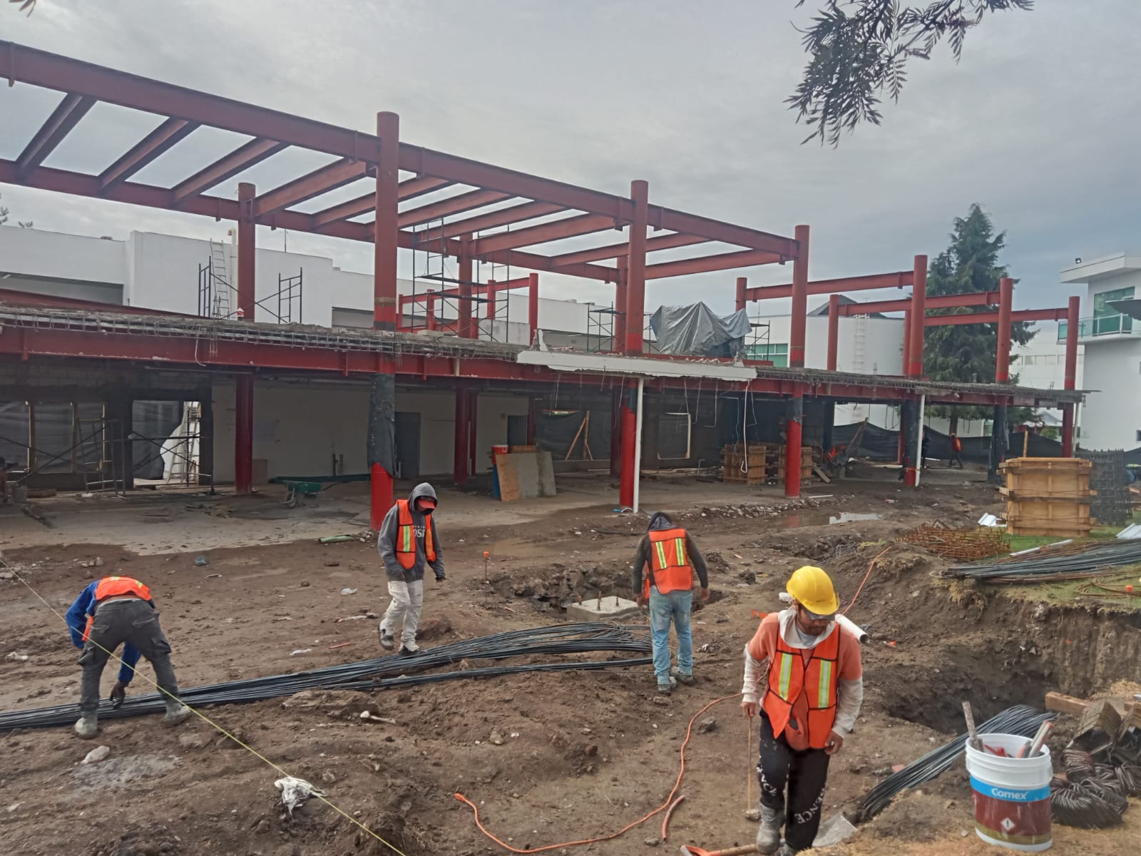 Personal trabajando en estructura y obra civil