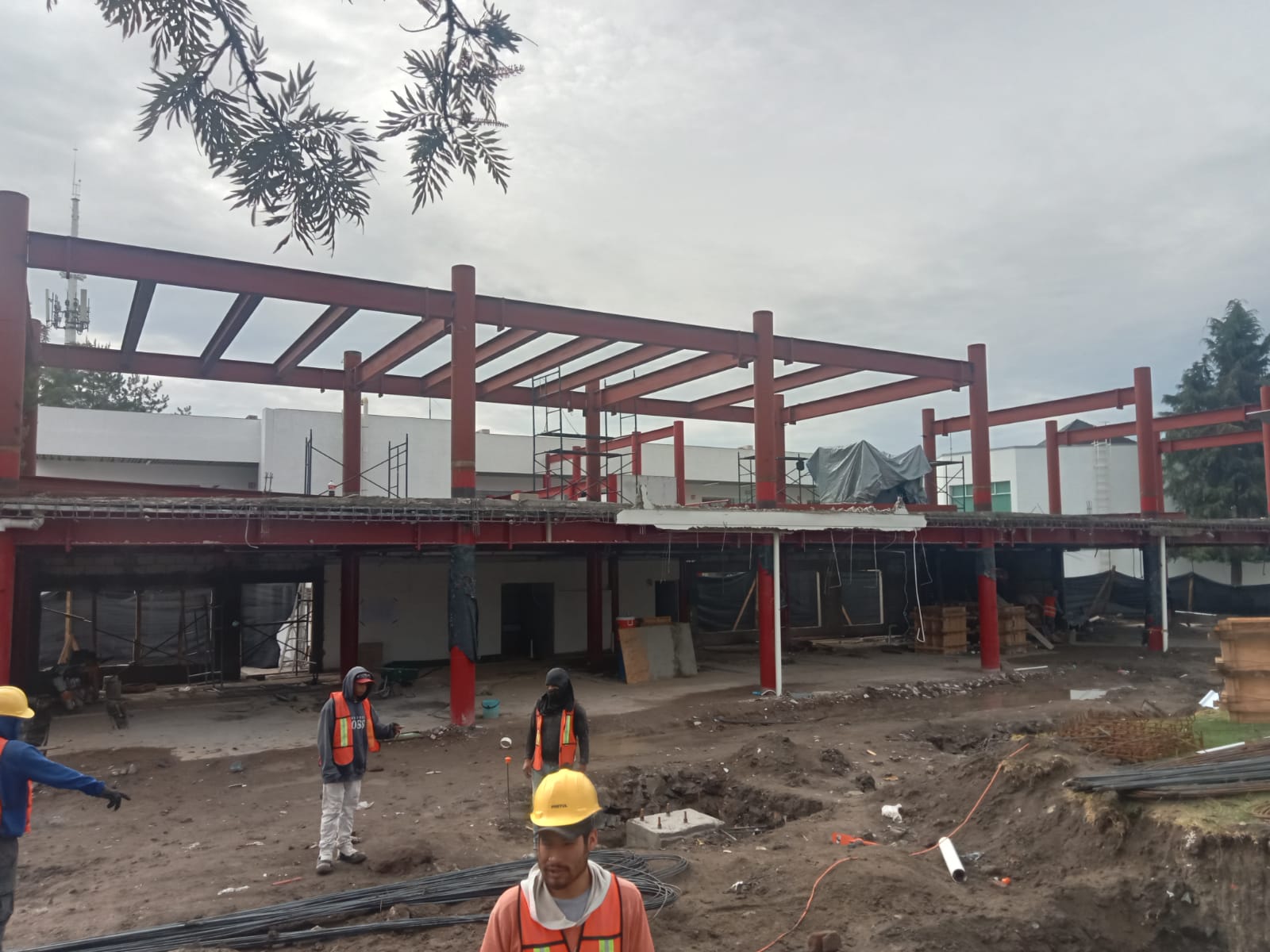 Estructura y trabajadores en obra