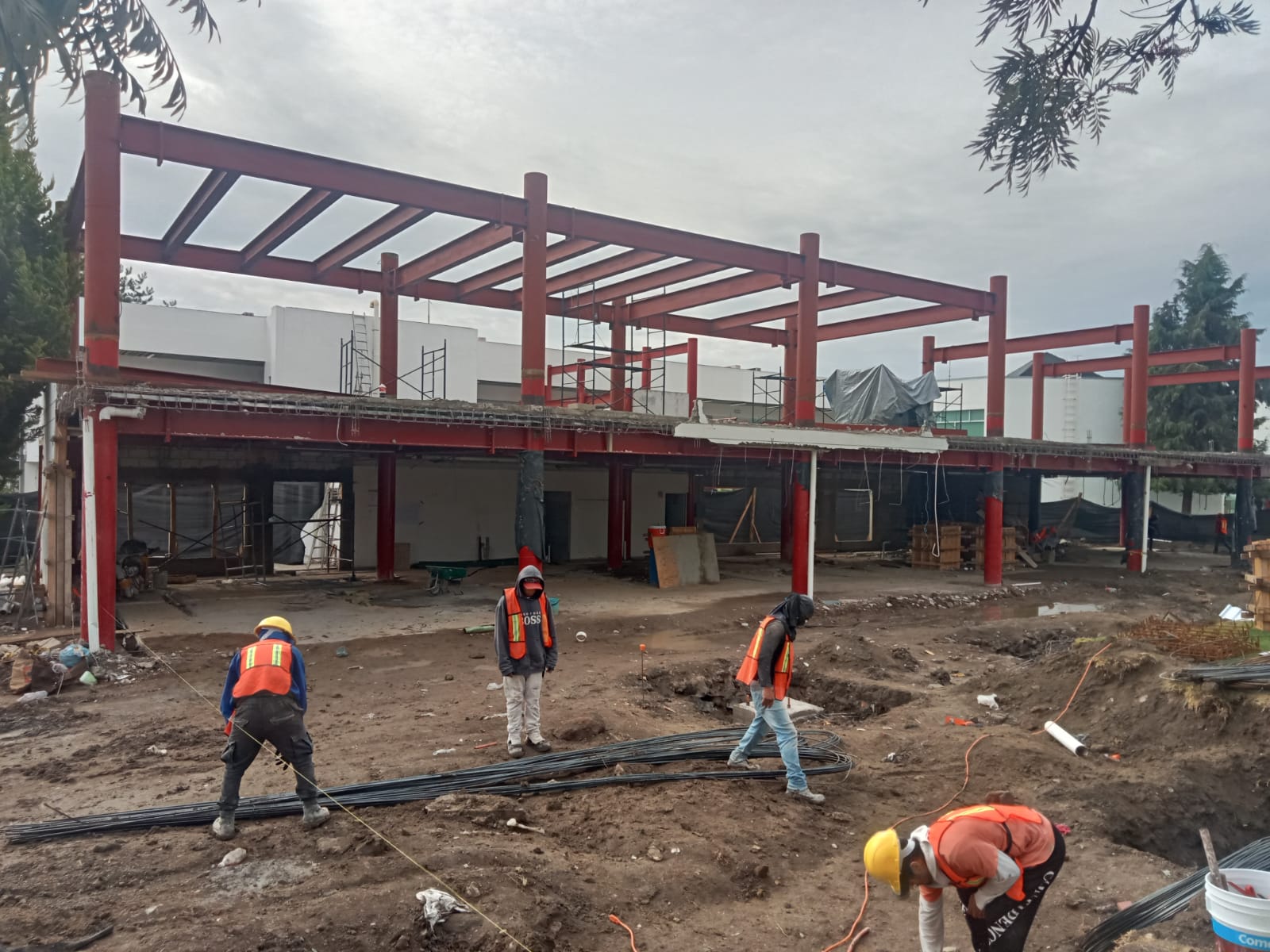 Trabajos de estructura y obra civil en proceso